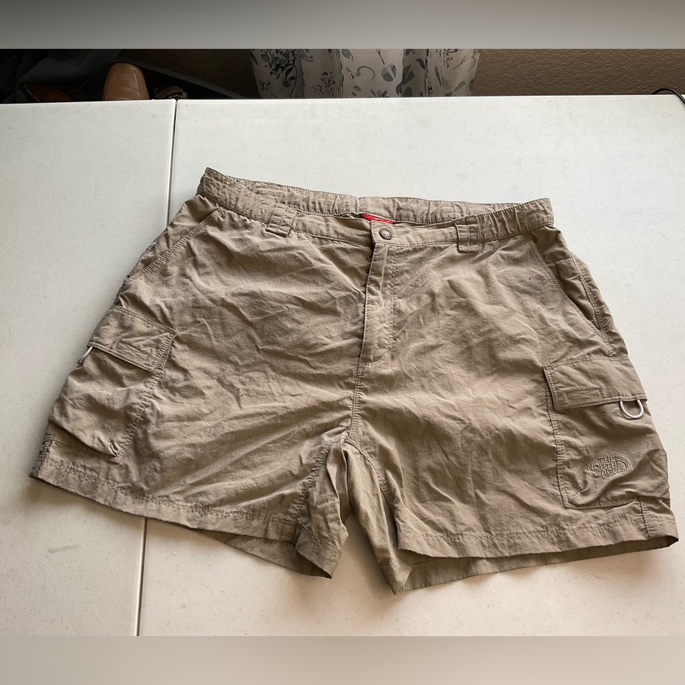 The North Face draw string women’s Tan Cargo Shorts size large